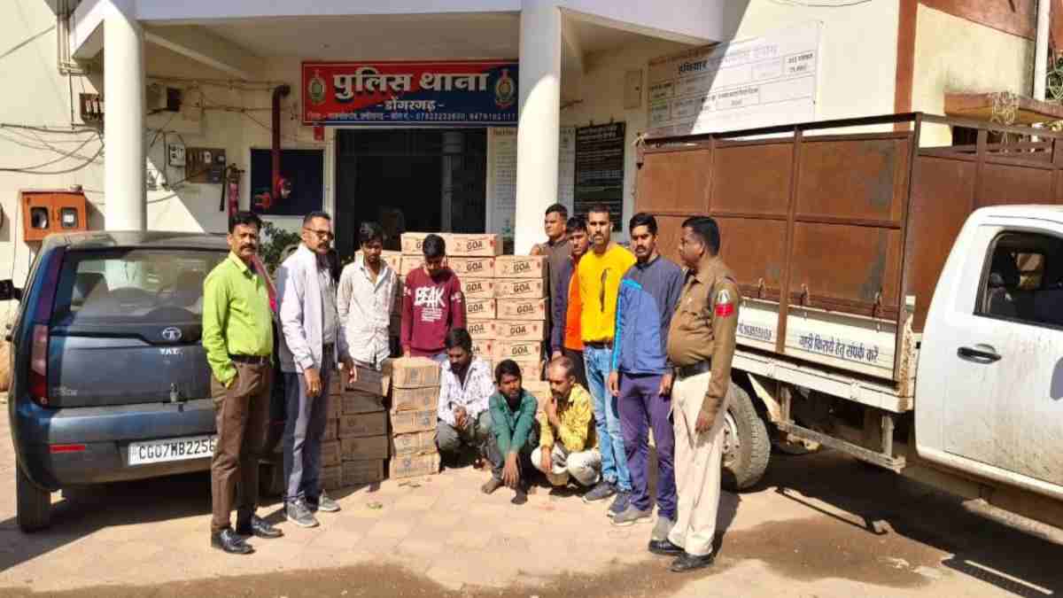 चुनावी माहौल में शराब तस्करी का पर्दाफाश : सब्जी की आड़ में MP से छत्तीसगढ़ ला रहे थे अवैध शराब, पुलिस ने अंतर्राज्यीय तस्करों को धरदबोचा, लाखों का माल जब्त