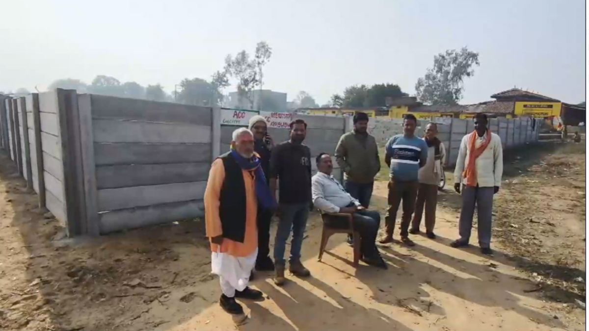 विधायक की प्रताड़ना से तंग किसान परिवार ने मांगी इच्छा मृत्युः पुश्तैनी जमीन पर कब्जा का विवाद मामला