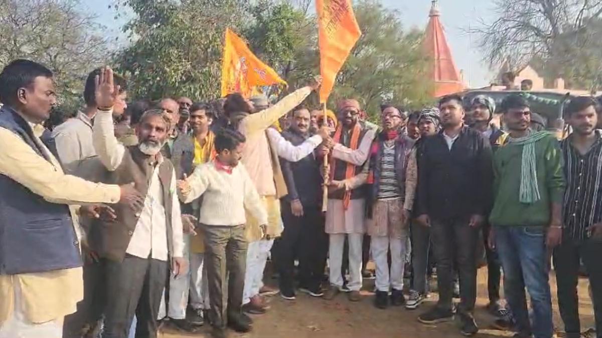 अपनी ही सरकार के खिलाफ बीजेपी नेता ने खोला मोर्चाः जिला पंचायत अध्यक्ष पत्नी के साथ निकाला पैदल मार्च