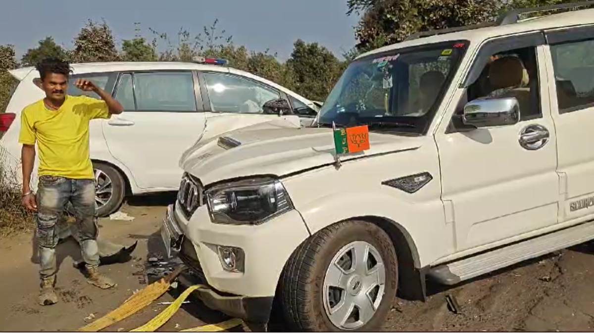 Big Breaking: रेलवे एसपी की कार दुर्घटनाग्रस्त, बाल बाल बचीं शिमाला, अन्य वाहन से हुई रवाना, इधर दूसरे कार में बैठे लोग घायल