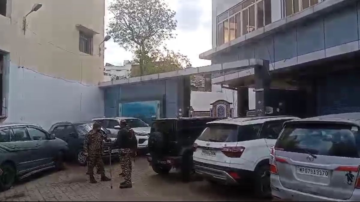Big Breaking: पूर्व विधायक और बीड़ी उद्योगपति के घर IT का छापा, पूर्व पार्षद के घर भी दी दबिश, कार्रवाई जारी
