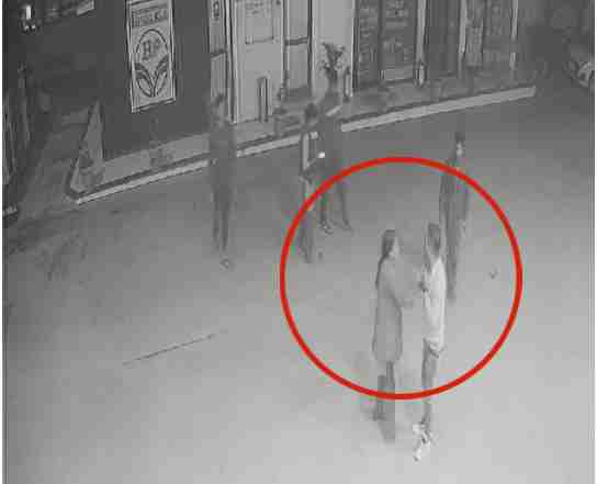 पेट्रोल पंप पर महिला कर्मचारी की पिटाई, बॉटल में पेट्रोल नहीं देने पर वारदात को दिया अंजाम, देखें VIDEO…