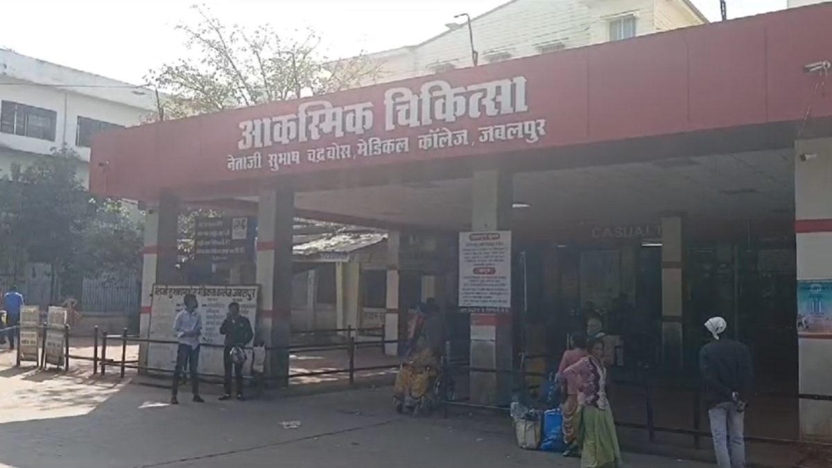 मेडिकल कॉलेज में बच्चा बदली का मामलाः प्रबंधन ने बनाई जांच कमेटी, लड़के की जगह लड़की देने का आरोप