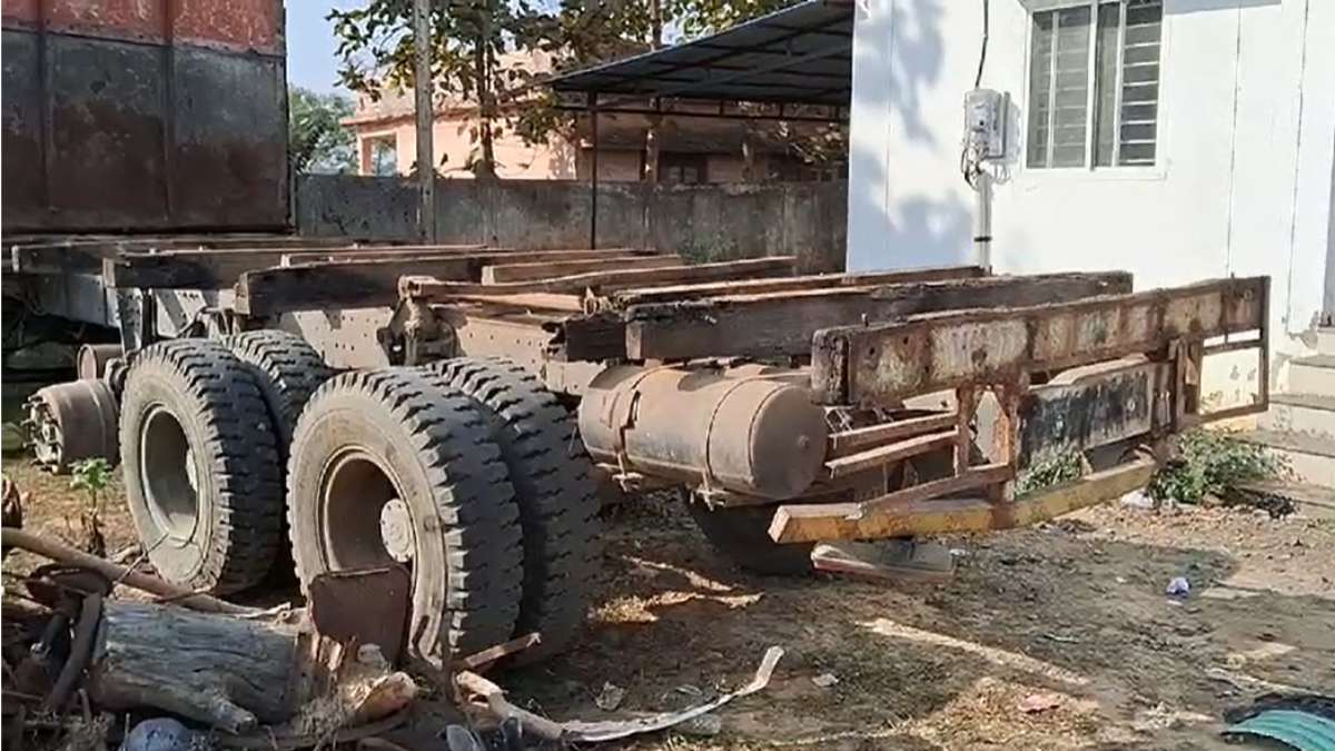 12 चक्के ट्रक को लगी कबाड़ी की नजरः दिन दहाड़े पार्ट्स को खोलकर करवा दिया गायब, मामला दर्ज