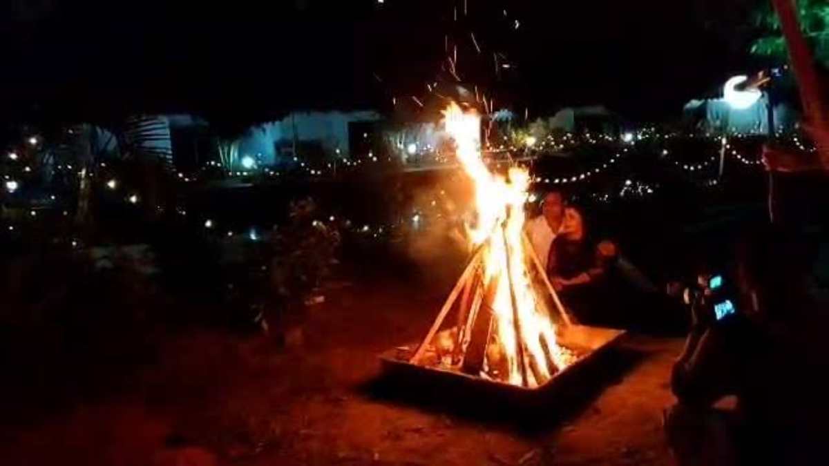 Bonfire के पास बैठी महिला की साड़ी में आग लगने से मौत…