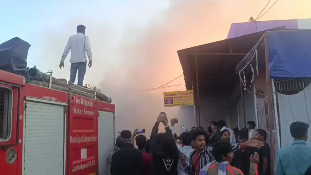 पटाखा बाजार में लगी भीषण आगः कई दुकानें जलकर खाक, फायर ब्रिगेड के 4 गाड़ियों की मदद से आग पर पाया काबू