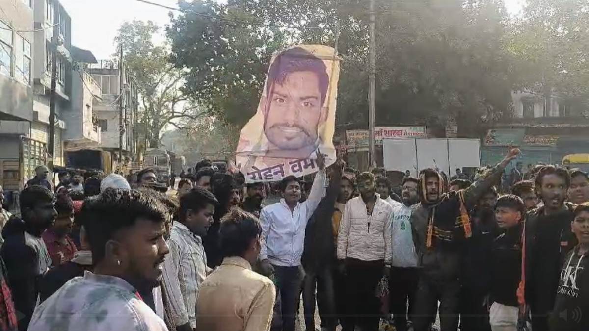 गैरेज संचालक की हत्या से फैली सनसनीः धारदार हथियार से बदमाशों ने वारदात को दिया अंजाम, दुकानें बंद कर लोगों ने जताया आक्रोश, एक आरोपी गिरफ्तार