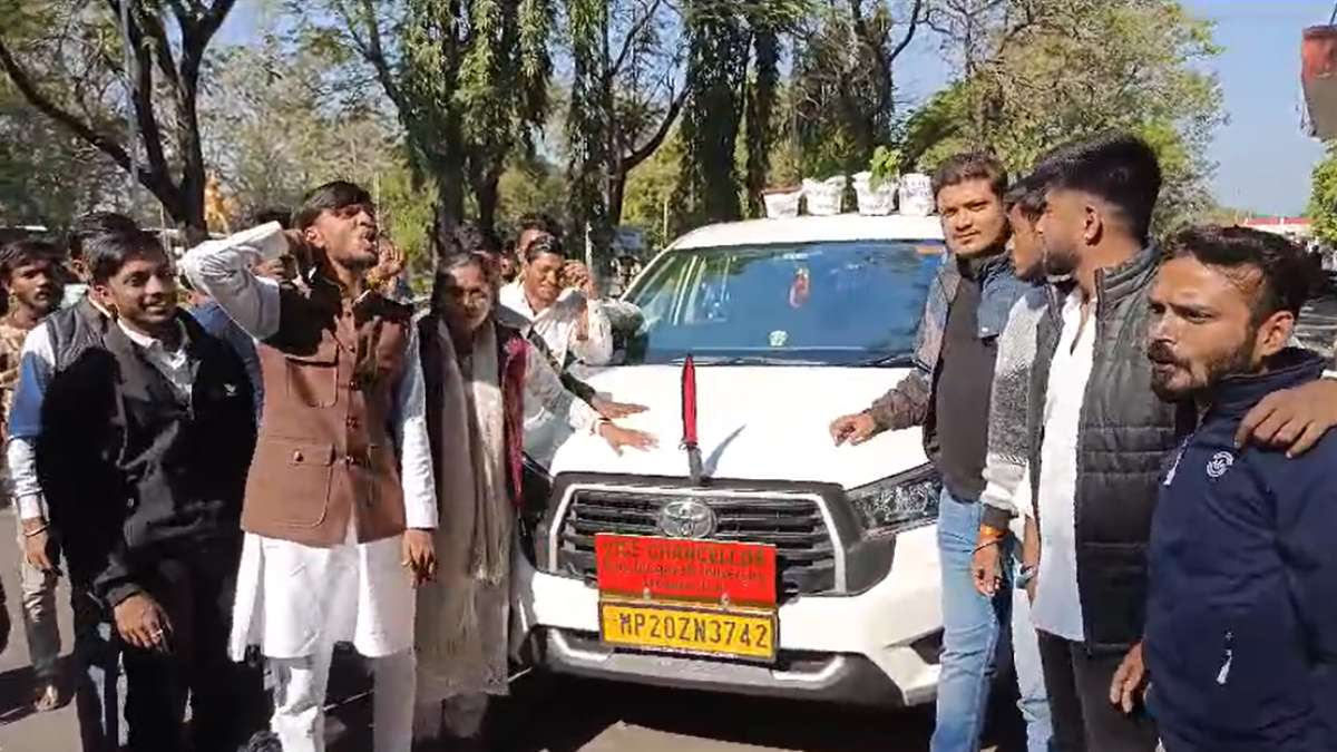 छात्रों का अनोखा विरोध प्रदर्शनः NSUI के कार्यकर्ताओं ने कुलपति की गाड़ी पर रखें बेशरम पौधों के गमले