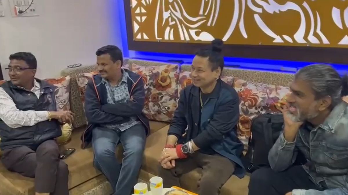 ‘चलो कुंभ चलें’ की धुन के बीच भक्ति का बनाया माहौलः महाराष्ट्र में शो कर इंदौर लौटे कैलाश खेर, पारिवारिक मित्र के यहां बिताए यादगार पल