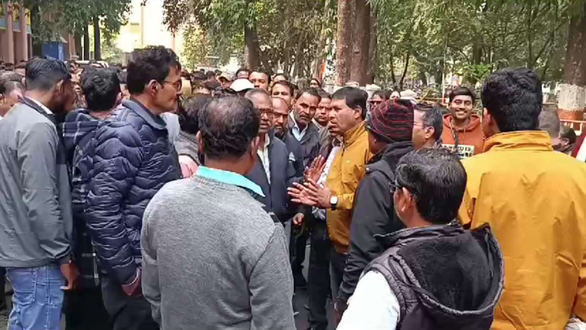पटवारी पर FIR के विरोध में संघ ने खोला मोर्चाः एफआईआर रद्द नहीं होने पर सामूहिक अवकाश और कामबंद की दी चेतावनी