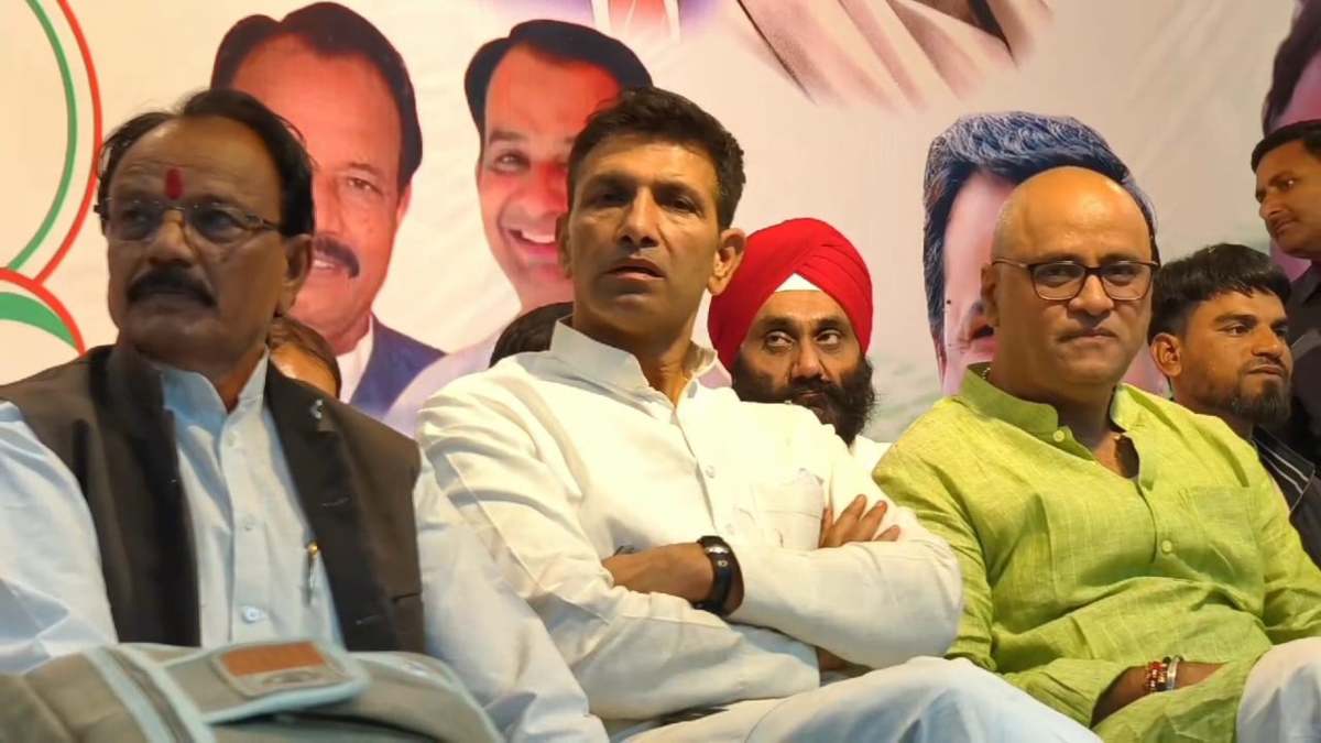 जीतू पटवारी पहुंचे बुरहानपुर: महू संविधान रैली में शामिल होने कार्यकर्ताओं को दिया निमंत्रण