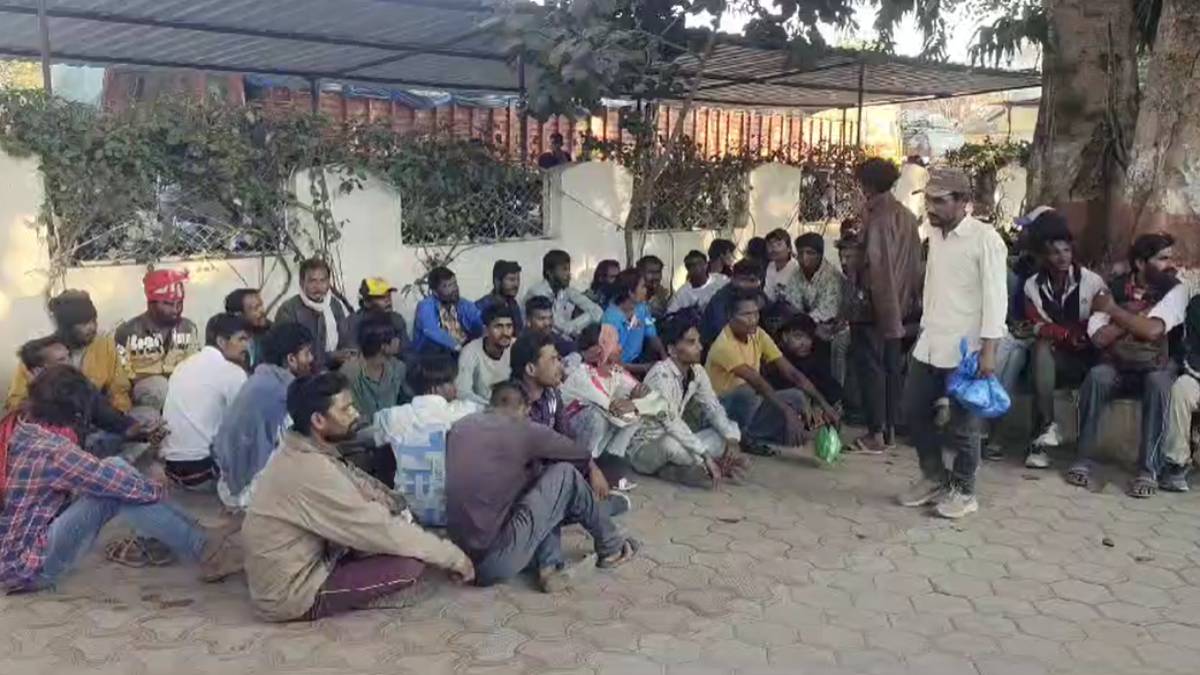 कांग्रेस की महू रैलीः झंडा उठाने के नाम पर मजदूरों के साथ NSUI ने की धोखाधड़ी, सभा खत्म होने के बाद नेता फोन बंद कर हुआ फरार, मजदूरी मिली न भोजन