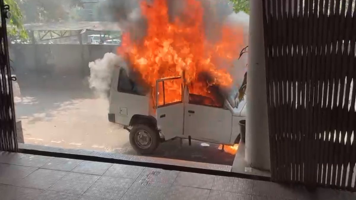 बड़ी खबर: जनसुनवाई में काम नहीं होने से युवक ने कलेक्टर कार्यालय के बाहर खड़ी कार में लगाई आग, धू-धूकर जली गाड़ी