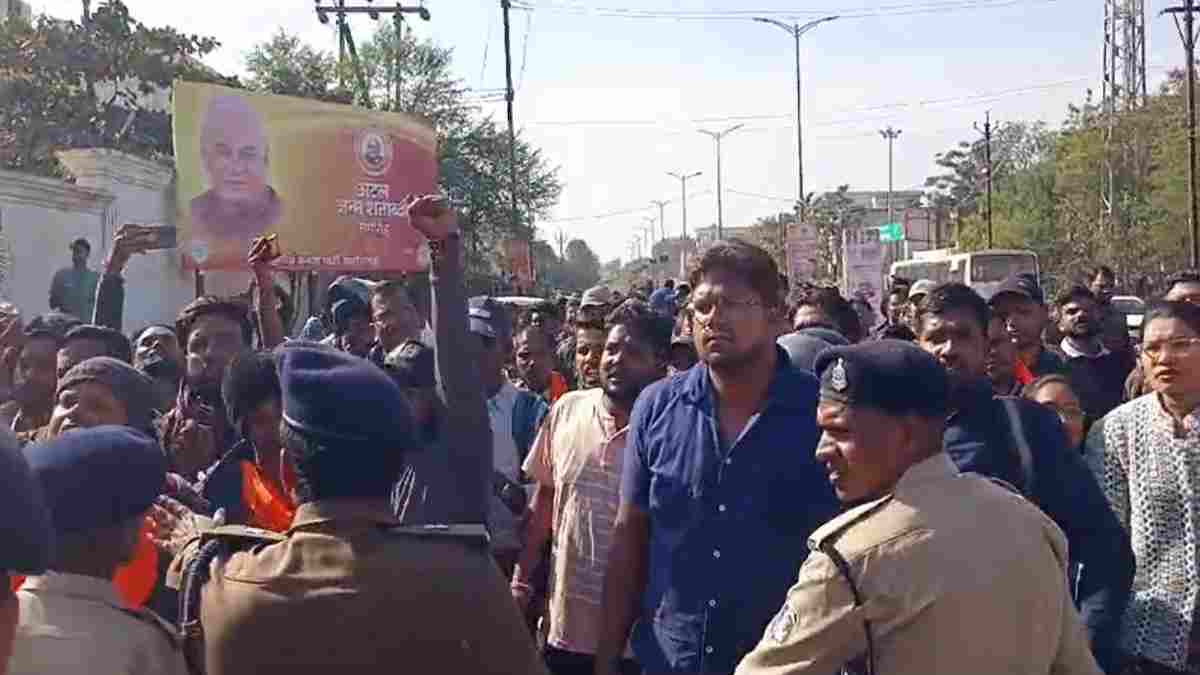 BJP दफ्तर में बीएड सहायक शिक्षकों का प्रदर्शन : नौकरी से हटाने पर शिक्षकों ने दी गिरफ्तारी, डिप्टी सीएम साव बोले – सरकार विचार कर रही, कांग्रेस ने कहा – युवाओं के साथ हो रहा अन्याय