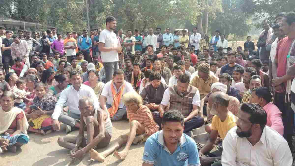 निर्माणाधीन मकान तोड़ने पर भड़के ग्रामीण : चक्काजाम कर प्रशासन के खिलाफ लगाए नारे, पीड़ित परिवार बोले – ग्राम सभा में सहमति लेकर एक-एक पैसा जोड़कर बना रहा था घर, न्याय नहीं मिला तो जिला मुख्यालय में देंगे धरना