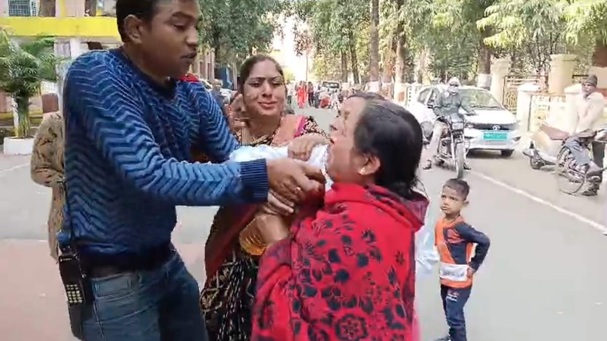 ऐसी तो है हमारी कानून व्यवस्था: शिकायत के बाद भी महिला की नहीं हुई कोई सुनवाई, कलेक्टर परिसर में की आत्मदाह की कोशिश