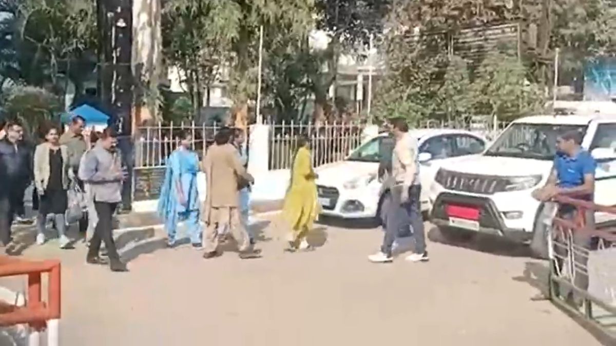 नगर पालिका CMO को सिवनी से EOW ने हिरासत में लियाः दिशा डेहरिया की छिंदवाड़ा घर में भी कार्रवाई जारी