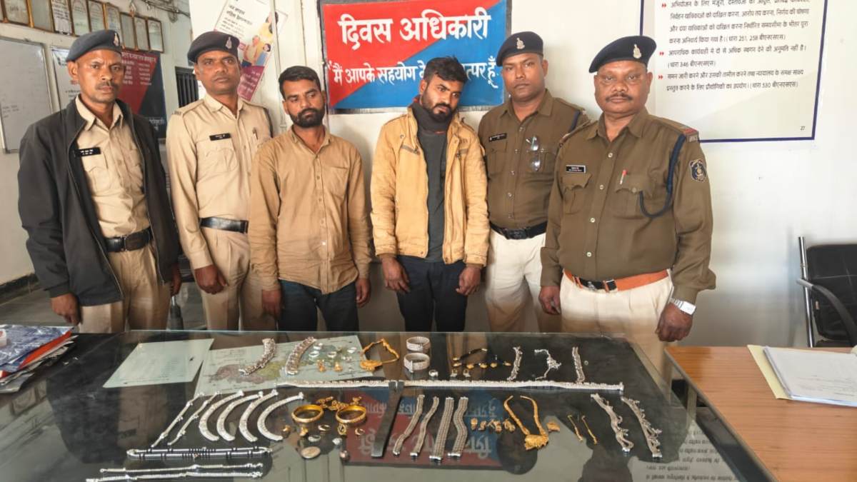CG CRIME: चोरों के खिलाफ पुलिस की बड़ी सफलता, सोने-चांदी के जेवर समेत करीब 10 लाख जब्त, 2 अंर्राज्यीय चोर गिरफ्तार…