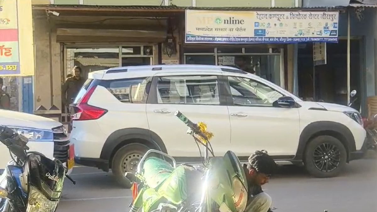 कंप्यूटर सेंटर में I T का छापाः शिक्षकों को इनकम टैक्स में गलत जानकारी देकर दिलाई जाती थी छूट