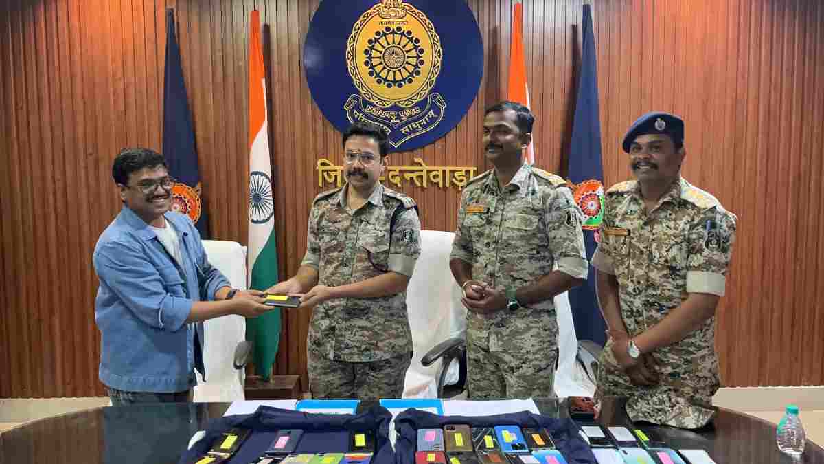 बस्तर पुलिस का ‘इया आपलो सामान निया’ कार्यक्रम : नए साल में लोगों को लौटाए गुम हुए मोबाइल, एसपी ने कहा – घर बैठे कर सकते हैं साइबर अपराध की शिकायत