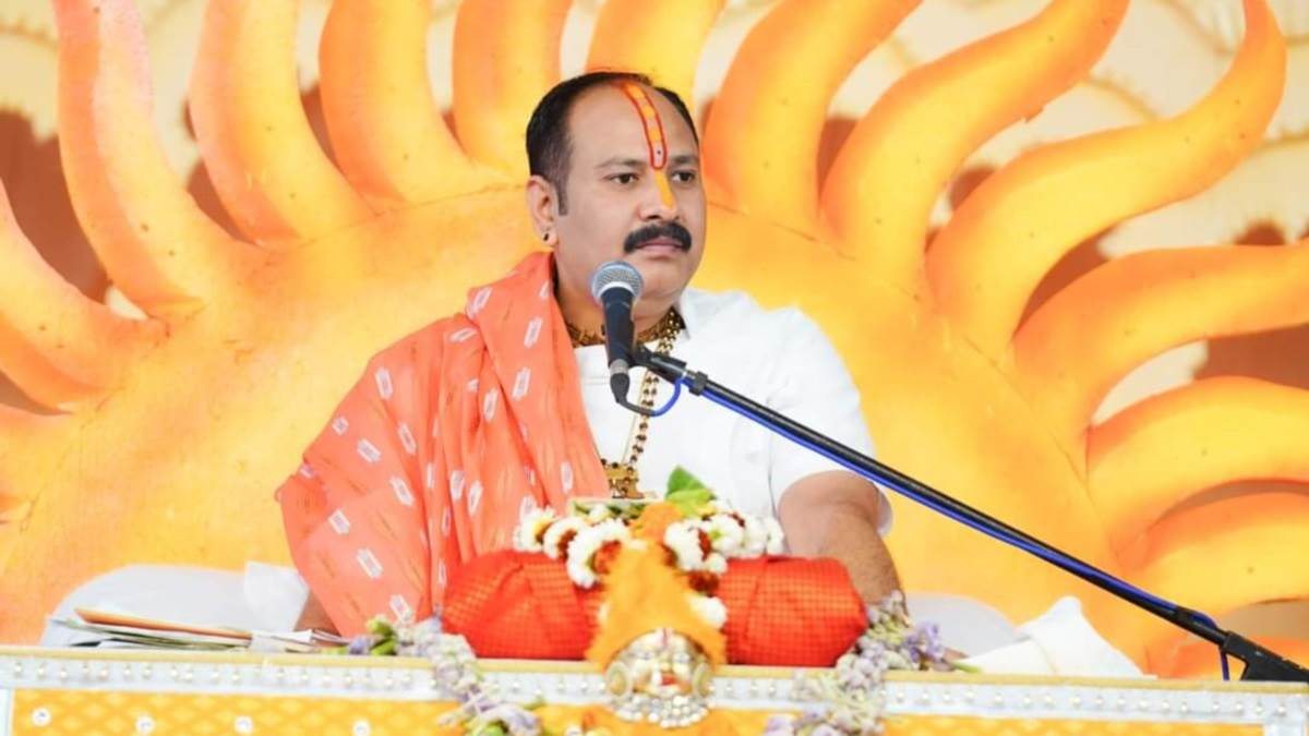 ‘…एक सुंदरी, माला बेचने वाली और इंजीनियर आए’ महाकुंभ में रील्स को लेकर पं. प्रदीप मिश्रा का बड़ा बयान, जानिए क्या कहा?
