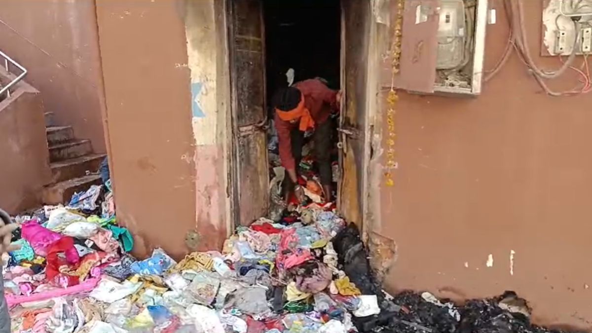 खिलौने की दुकान में लगी आग: फायर ब्रिगेड की 3 गाड़ियों ने आग पर पाया काबू, सामान जलकर खाक, शहर में 12 घंटे में आगजनी की यह दूसरी घटना
