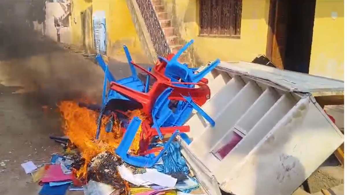 CG Breaking : भाजयुमो ने भाजपा कार्यालय में की तोड़फोड़, सामानों पर लगाई आग, टिकट बेचने का लगाया आरोप, देखें VIDEO…