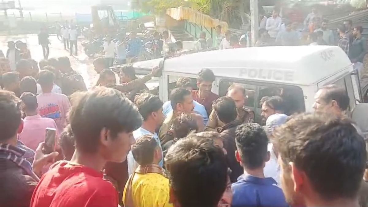 Neemuch News: तस्करी केस में कार्रवाई करने गई पुलिस को ग्रामीणों ने घेरा, फर्जी केस में फंसाने का लगाया आरोप