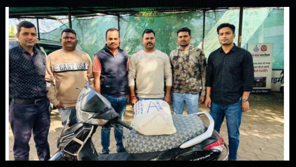 एक्टिवा पर बैठ कर इंतजार कर रहा था शख्स, अचानक पहुंची पुलिस को देख सिट्टी पिट्टी हुई गुल, डिक्की खोली तो…