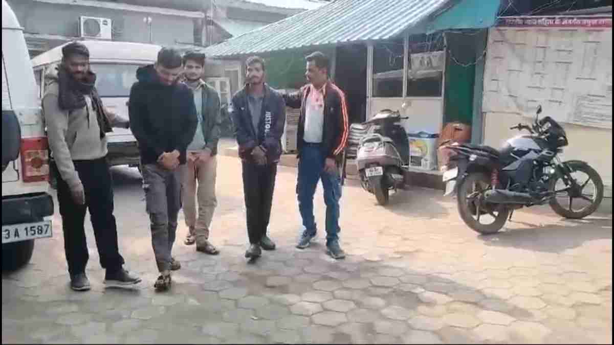 ऑनलाइन धोखाधड़ी करने वाले 3 और आरोपी गिरफ्तार: शिविर लगाकर इकठ्ठा करते थे सिम, फिर दूसरे राज्यों में ऐसे भेजते थे, प्लंबर भी गैंग का सदस्य