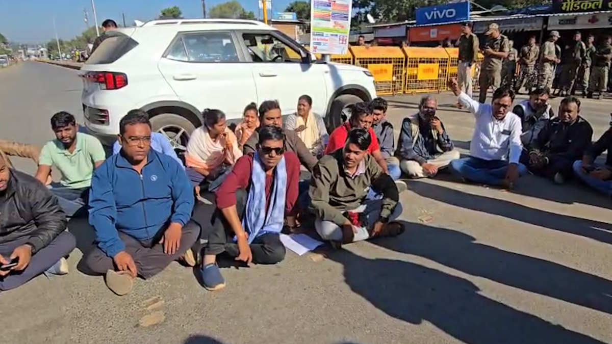 मुकेश चंद्राकर की हत्या पर फूटा पत्रकारों का गुस्सा, नेशनल हाइवे पर चक्काजाम कर रखी यह मांग…