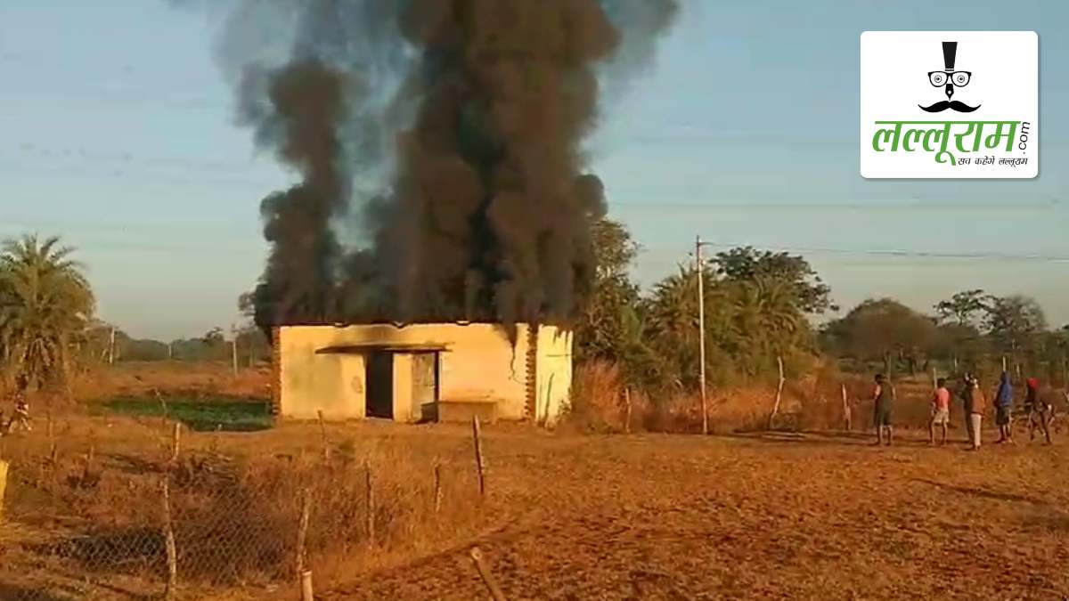 छत्तीसगढ़: शॉर्ट सर्किट से गोदाम में लगी भीषण आग, लाखों के कृषि उपकरण जलकर राख