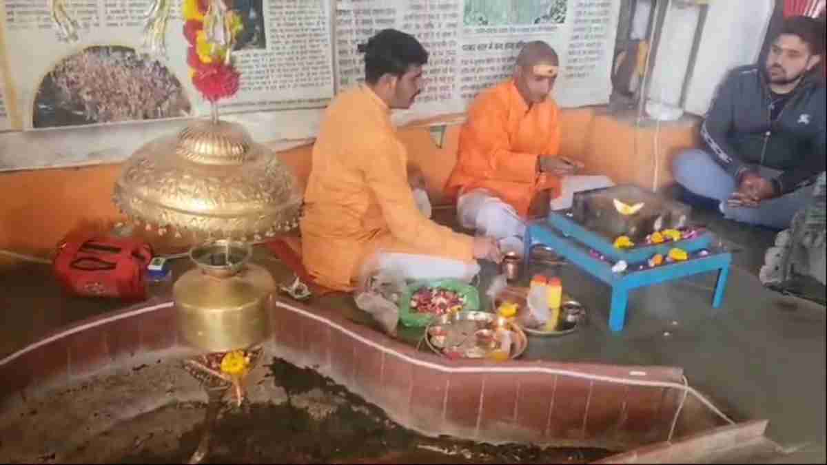 फिरोज बना राहुल: महादेवगढ़ मंदिर में की सनातन धर्म में वापसी, पुजारी ने गोबर और गोमूत्र समेत 10 चीजों से कराया स्नान