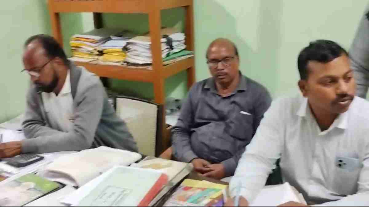 लोकायुक्त के जाल में फंसे JE और बाबू: किसान से 6 हजार रुपए की रिश्वत लेते टीम ने दबोचा, परमानेंट कनेक्शन के नाम पर मांगी थी घूस