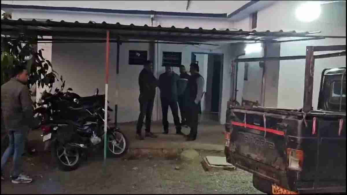 लोकायुक्त का छापा: 15 हजार की रिश्वत लेते पकड़ाया बिजली विभाग का JE, ट्रांसफार्मर बंद करने की धमकी देकर मांगी थी घूस