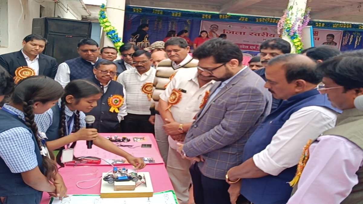 CG News : स्कूली छात्राओं ने बनाया खुद से चार्ज होने वाली इलेक्ट्रिक कार का मॉडल, कलेक्टर ने की तारीफ, विज्ञान मेला के लिए हुआ चयन