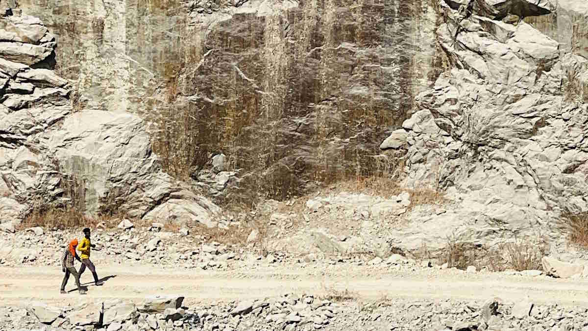 अवैध ब्लास्टिंग और अंधाधुंध खनन का खुलेआम चल रहा है खेल, प्रशासन की अनदेखी से ग्रामीणों का हाल बेहाल…
