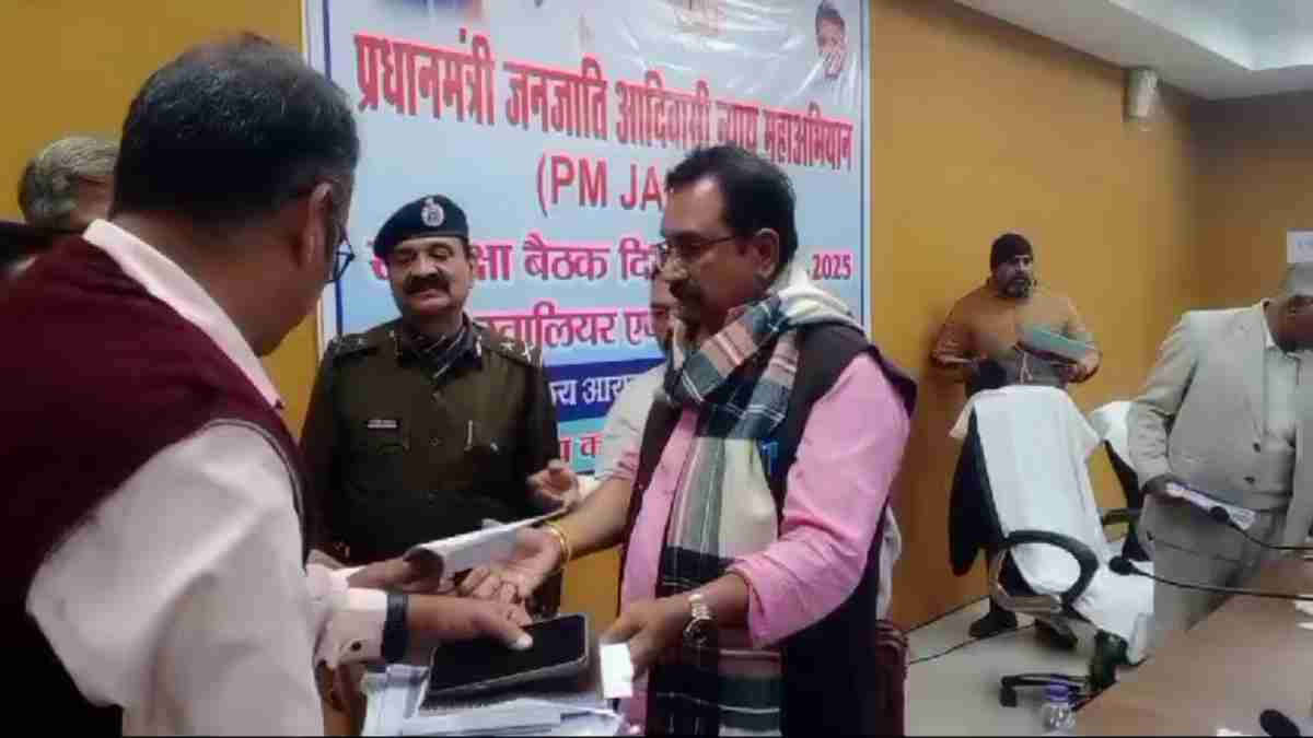 पैर छूने लगा शख्स तो मंत्री ने दी नसीहत: विजय शाह बोले- भगवान और माता-पिता के पैर पड़ो, नेताओं के नहीं