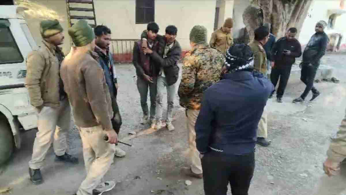 रेत माफियाओं पर कहर बनकर टूटी पुलिस: लात-घूंसे से पिटाई कर जमकर बरसाई लाठियां, भागते के दौरान मंदिर से टकराया बदमाशों का ट्रैक्टर