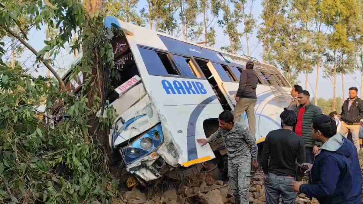 टायर फटने के बाद पेड़ से टकराई बस, 24 से ज्यादा यात्री घायल, जांच में जुटी पुलिस