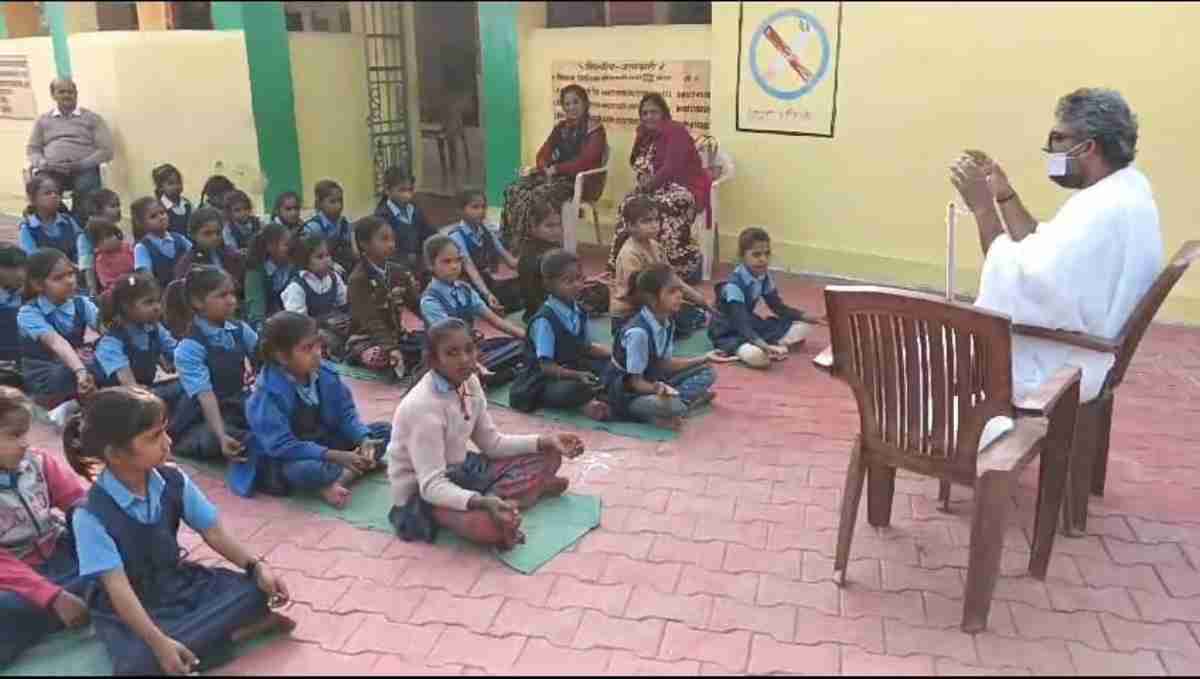 जैन मुनिश्री सुधाकर जी महाराज पहुंचे प्राथमिक विद्यालय, विद्यार्थियों को गुस्सा और नशा न करने का दिलाया संकल्प, बोले- ‘मानव जीवन में ज्ञान का विकास अनिवार्य’