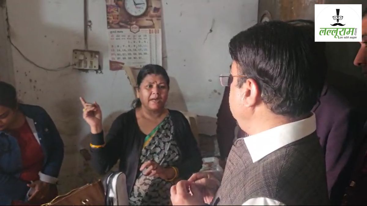 नरेंद्र शिवाजी पटेल के सामने फूट-फूटकर रोई महिला, जर्जर भवन को लेकर की शिकायत, कहा- वॉशरूम में निकलते हैं अजगर