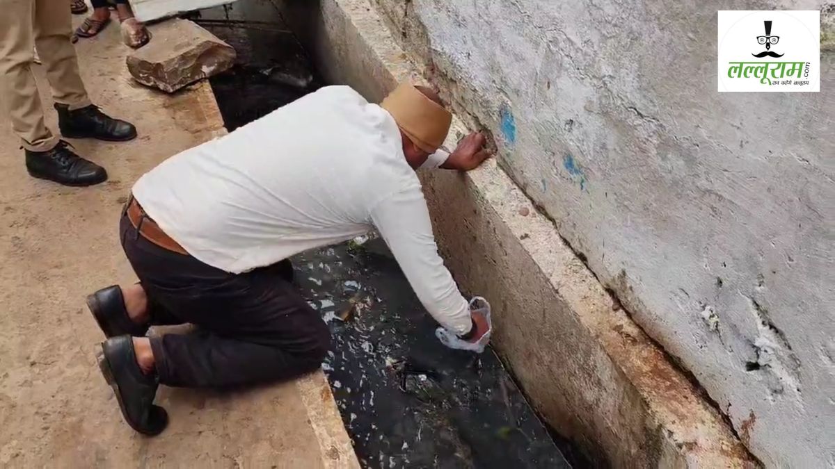 कलयुगी मां की शर्मनाक करतूत: नाली में फेंका 5 माह का भ्रूण, देखने वालों की कांप उठी रूह