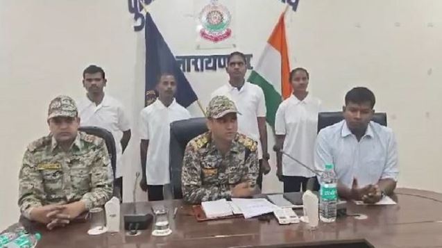 मलकानगिरी : 8 लाख रुपए इनामी 4 कट्टर माओवादियों ने किया आत्मसमर्पण