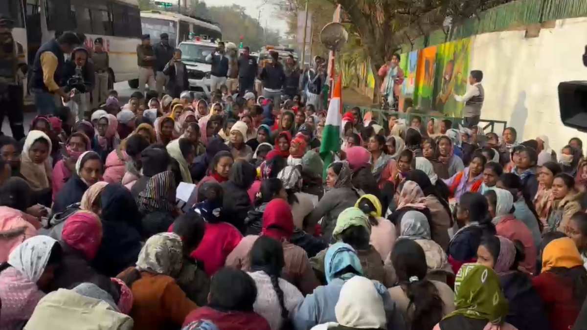 मंत्री ओपी चौधरी के बंगले के बाहर बर्खास्त सहायक शिक्षकों का प्रदर्शन, समायोजन करने की मांग, मौके पर पुलिस बल मौजूद 