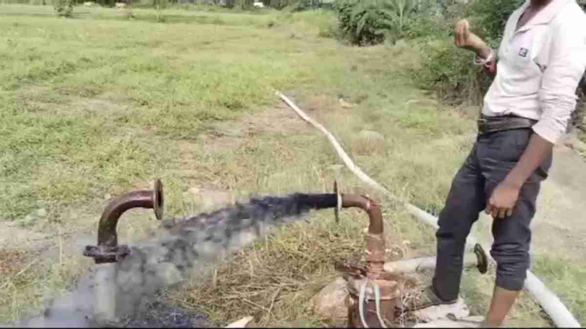 पीथमपुर में किसान के ट्यूबवेल से आया काला पानी, प्रशासनिक अमले ने की जांच, रिपोर्ट के बाद होगा खुलासा