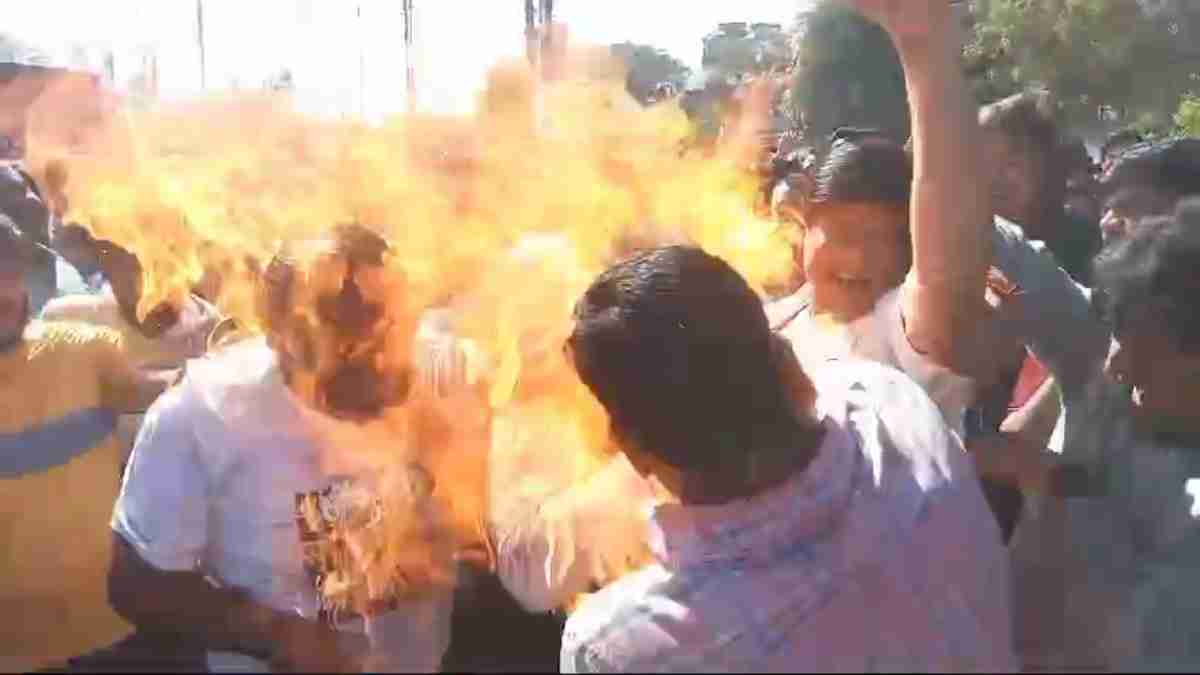 कचरा जलाने के विरोध में झुलस गए नेताजी: पेट्रोल छिड़कने के बाद शख्स ने लगा दी आग, Video देख दहल उठेगा दिल