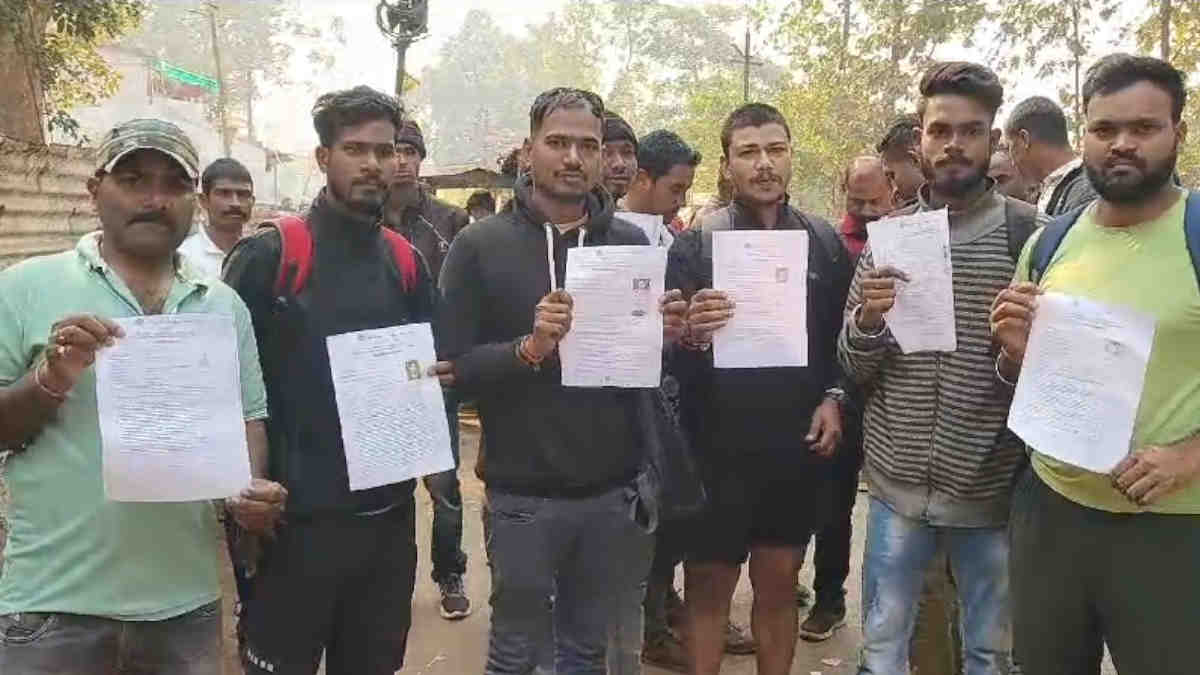 पुलिस भर्ती में भेदभाव पर फूटा अभ्यर्थियों का गुस्सा, सड़क पर उतरकर जता रहे हैं विरोध…