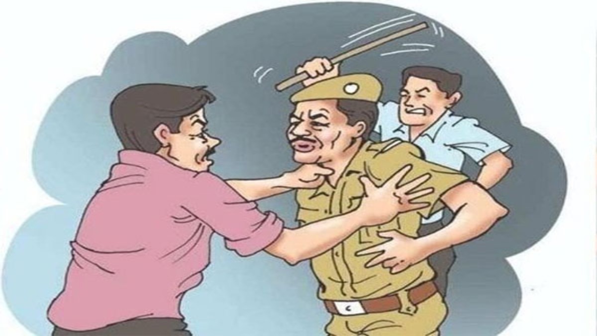 पुलिसकर्मी ने की ऐसी हरकत, मोहल्लेवासियों ने बीच सड़क में बुरी तरह पीटा, VIDEO हुआ वायरल