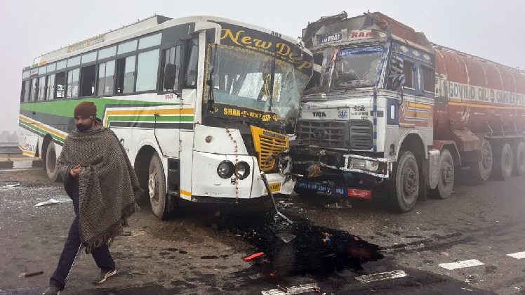 पंजाब में धुंध के कारण हुए कई सड़क हादसे… बरनाला और बठिंडा में पलटी किसानों की बस, एक महिला समेत 3 की मौत